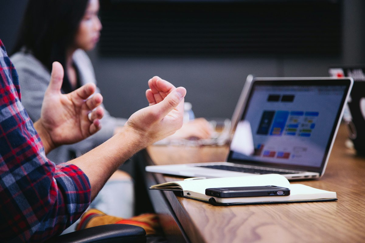 Rencontre de travail autour d'un portable