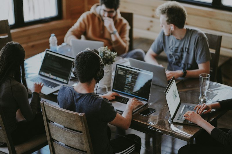 Équipe au travail sur ses portables