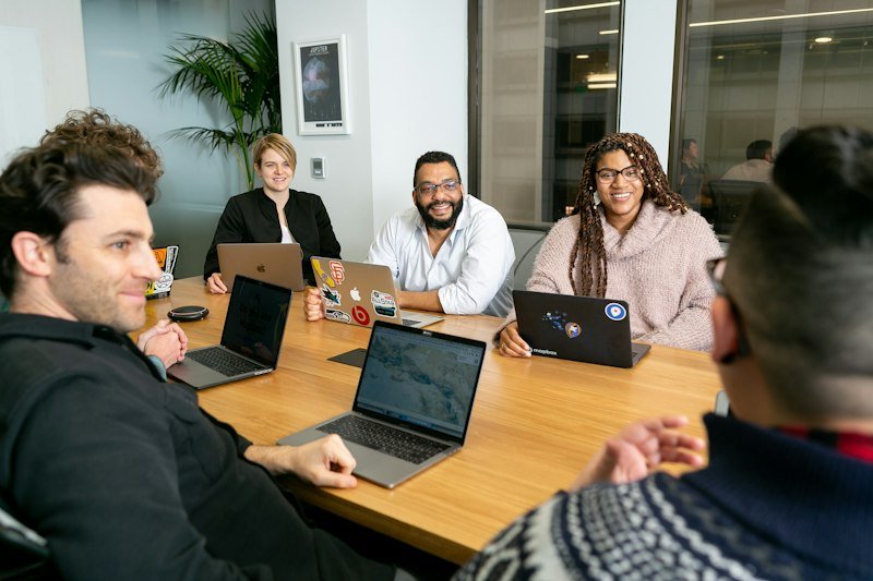 Réunion d'équipe autour d'ordinateurs portables