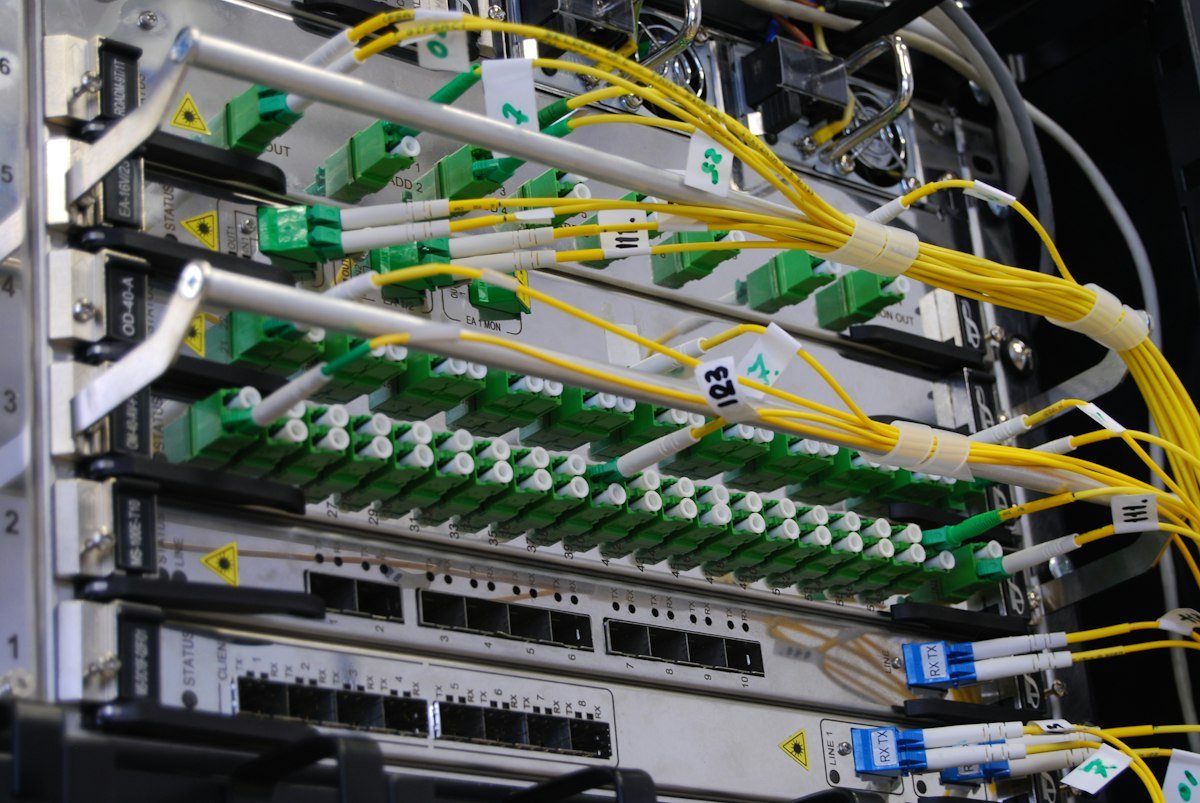 Câbles de fibre optique branchés à un commutateur