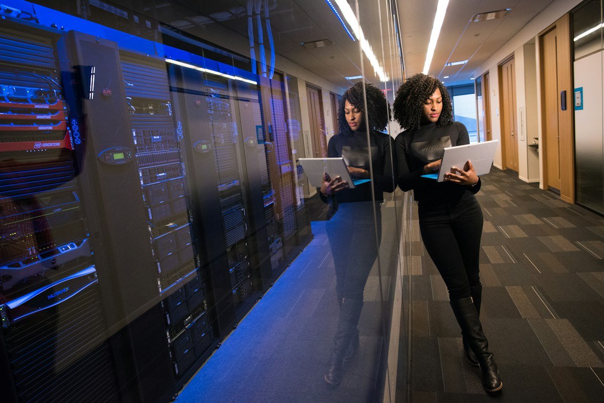 Spécialiste en infrastructure dans une salle de serveurs