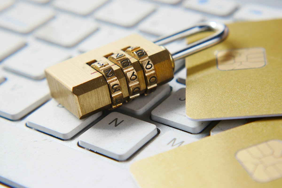 Cadenas posé sur un clavier