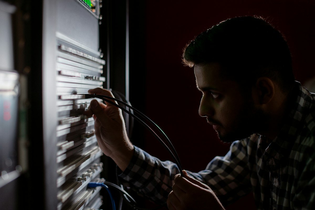 Technicien au travail sur une baie de serveurs